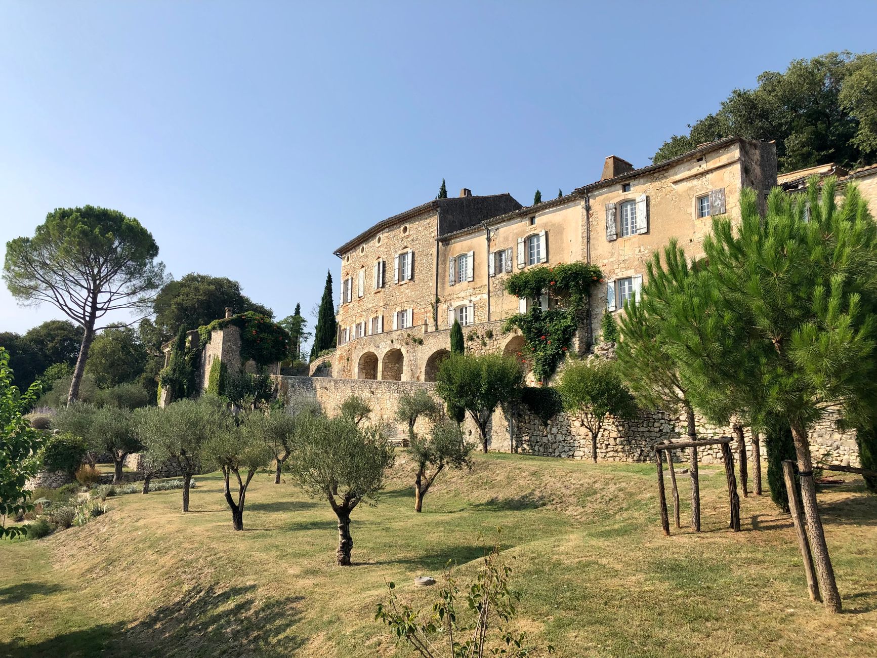 Château français et vignobles en Provence